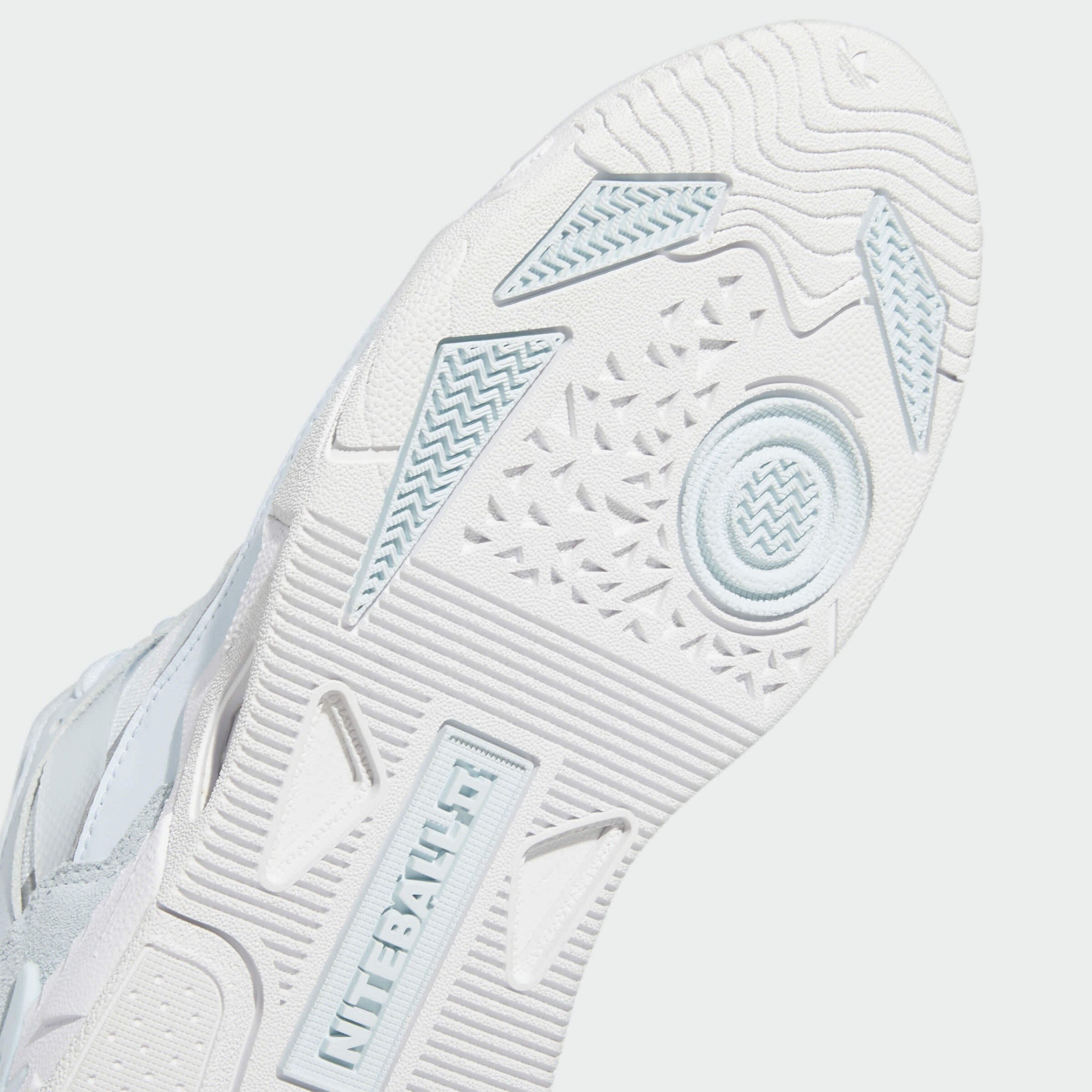 Фото № 3 с приближением к товару «‎Adidas »