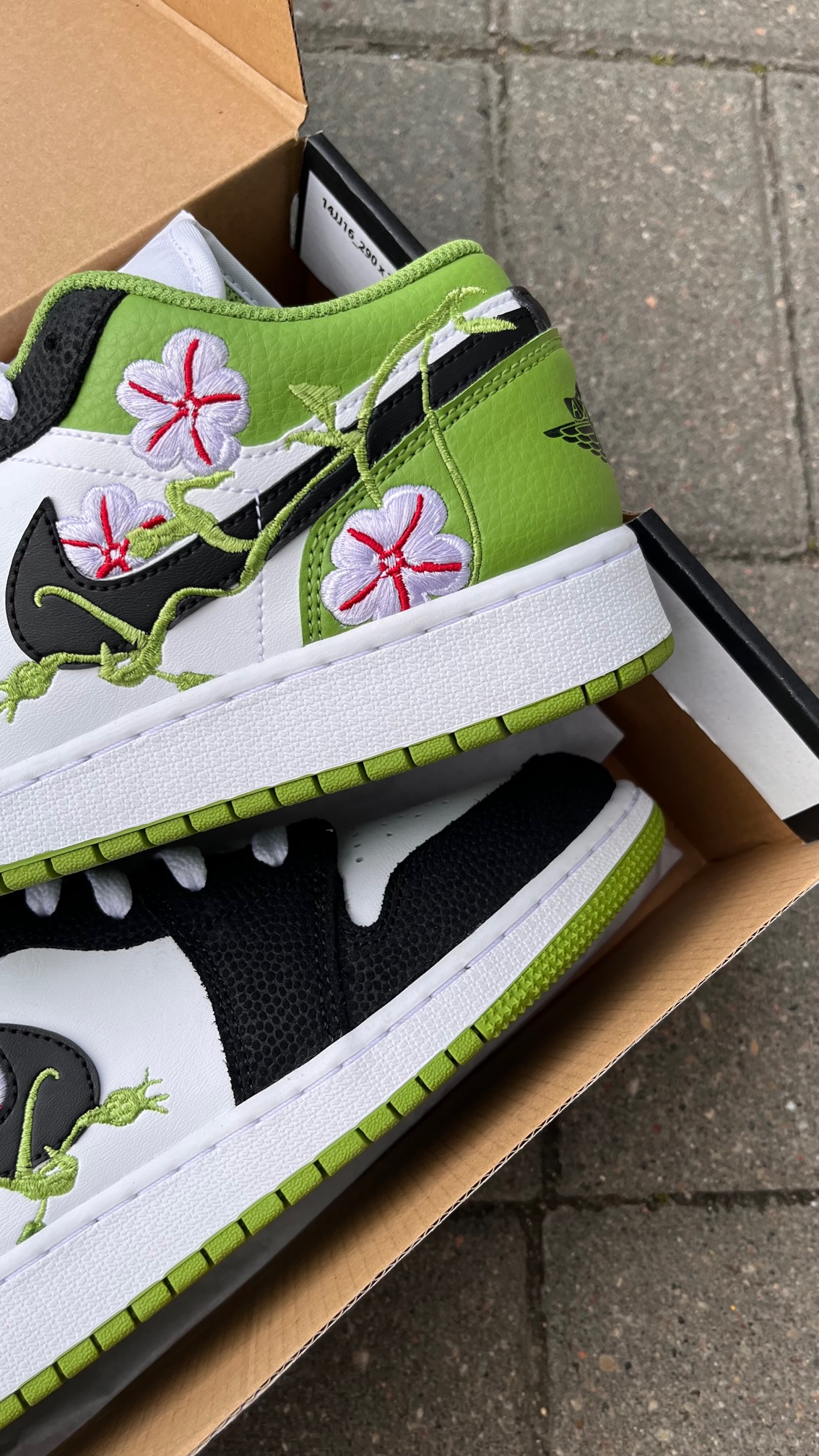 Фото № 2 с приближением к товару «‎Air Jordan 1 Low SE Floral Vines»