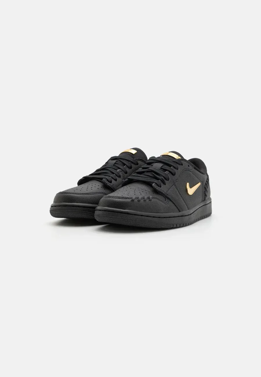 Фото № 4 с приближением к товару «‎AIR JORDAN 1 »