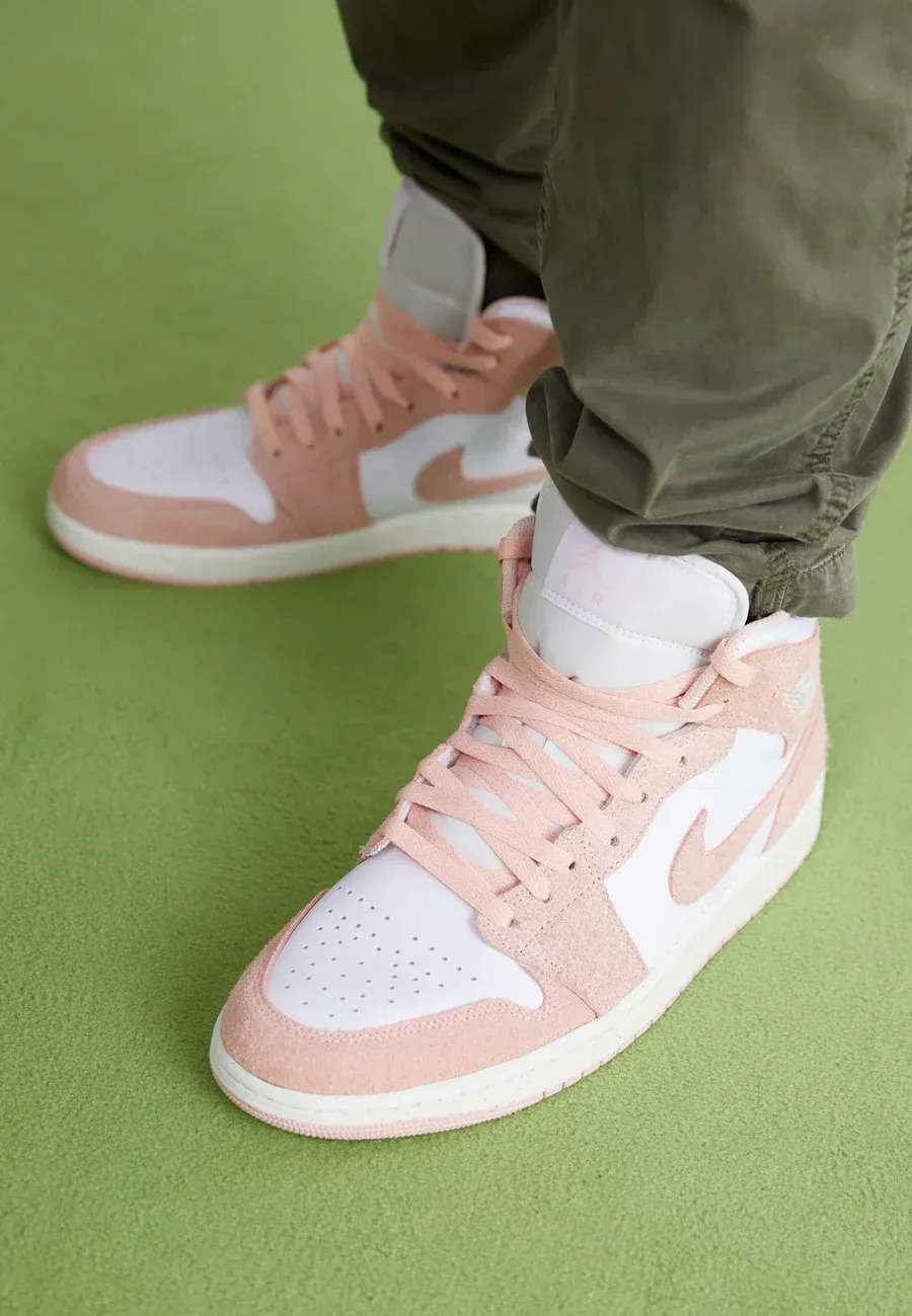 Фото № 2 с приближением к товару «‎AIR JORDAN 1 MID SE»