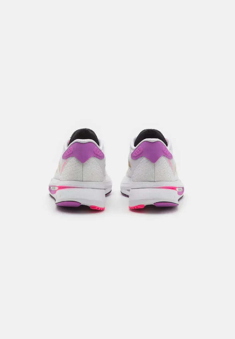 Фото № 3 с приближением к товару «‎ADIZERO SL2»