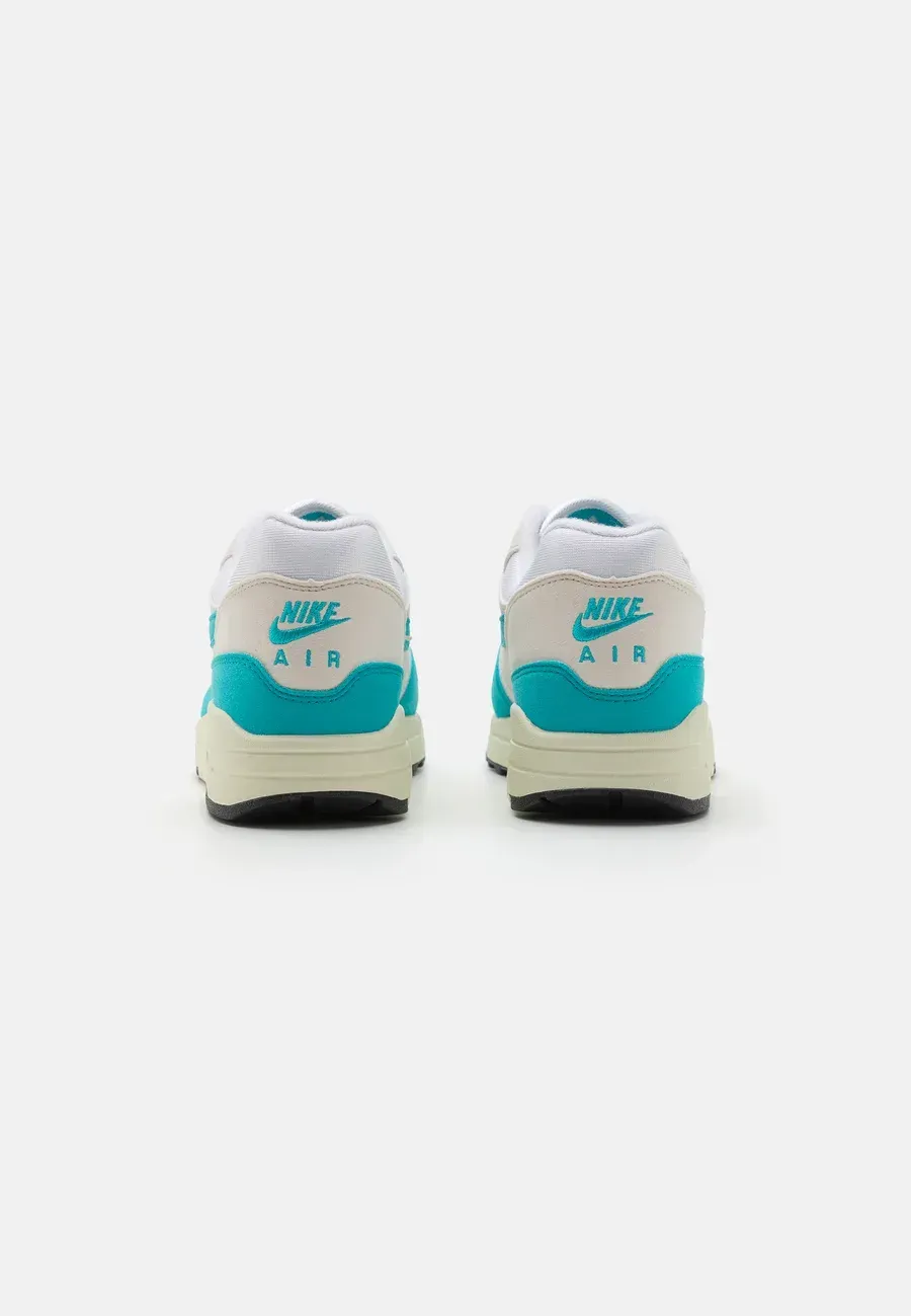 Фото № 3 с приближением к товару «‎AIR MAX»