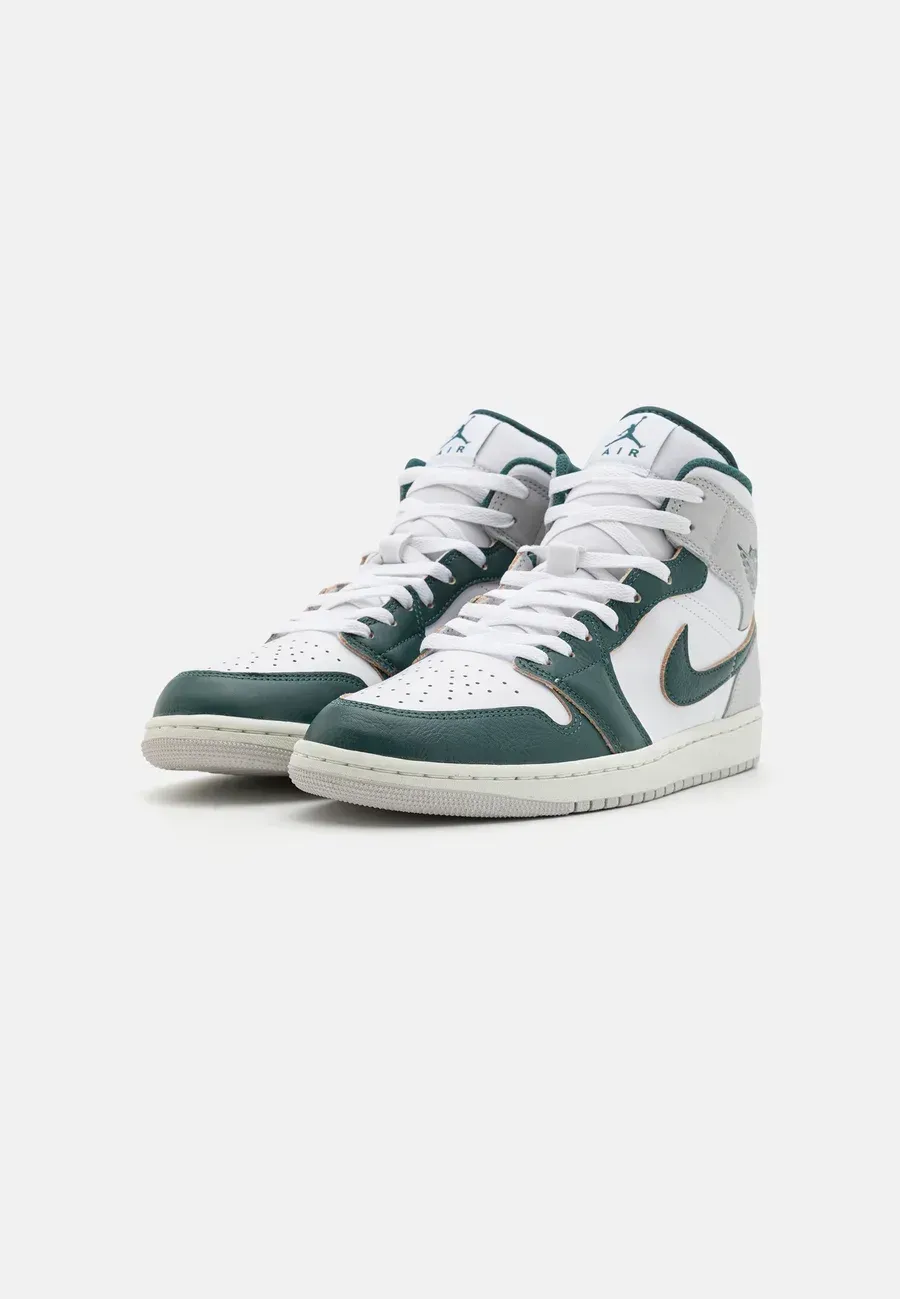 Фото № 4 с приближением к товару «‎AIR JORDAN 1 MID»