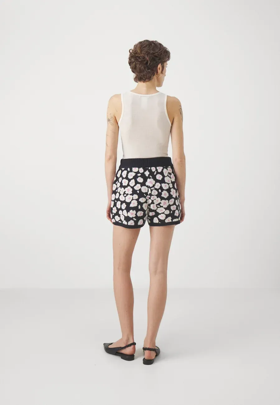 Фото № 3 с приближением к товару «‎SHAINA»