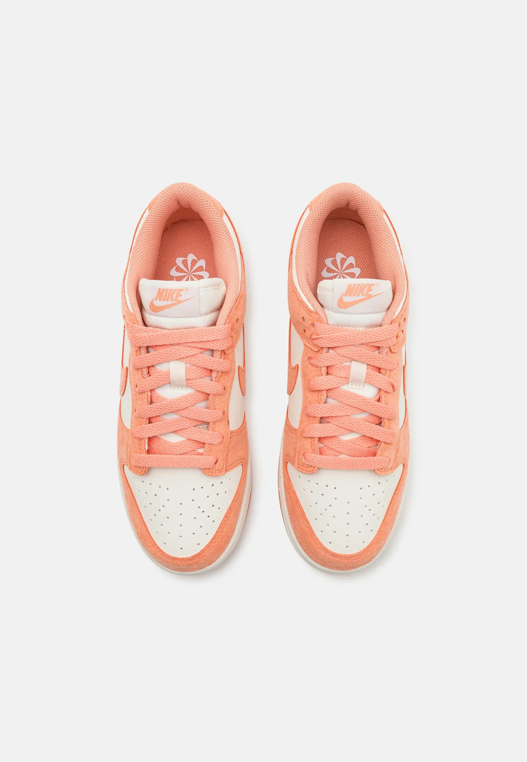 Фото № 4 с приближением к товару «‎DUNK LOW»