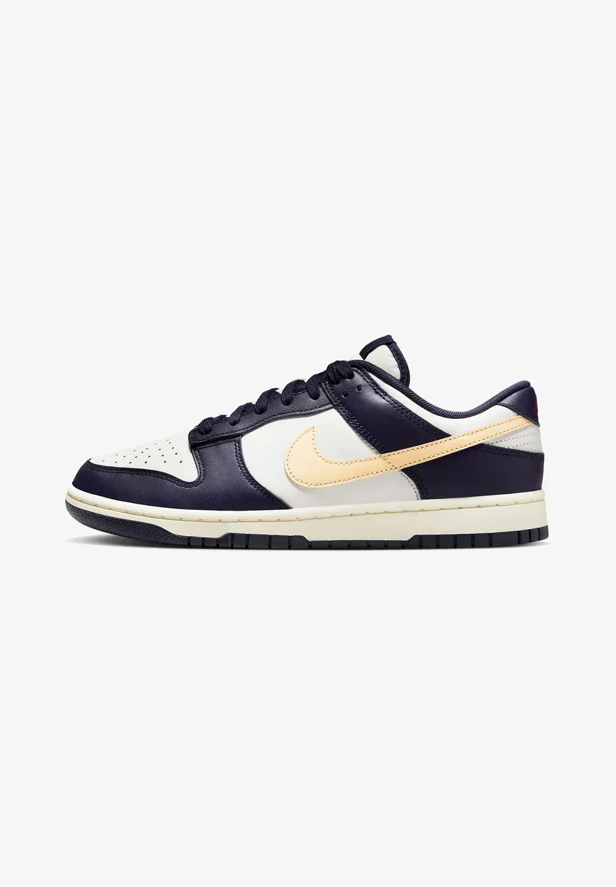 Фото № 1 с приближением к товару «‎DUNK LOW RETRO»