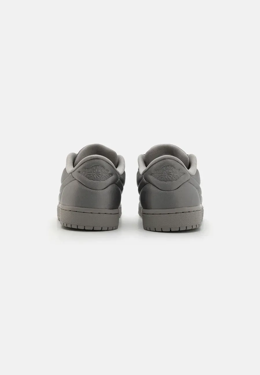 Фото № 3 с приближением к товару «‎AIR JORDAN 1»
