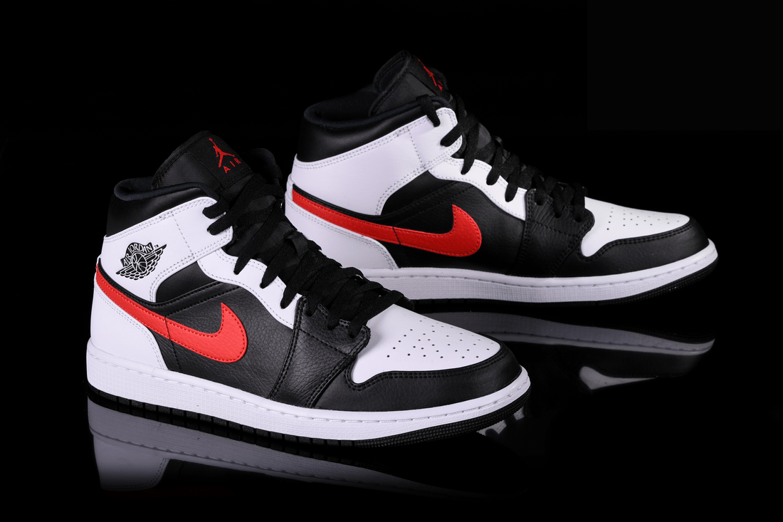 Фото № 2 с приближением к товару «‎Air Jordan 1 Mid BlackWhiteRed»