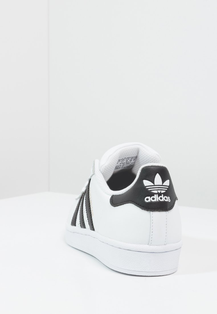 Фото № 4 с приближением к товару «‎Adidas Superstar »