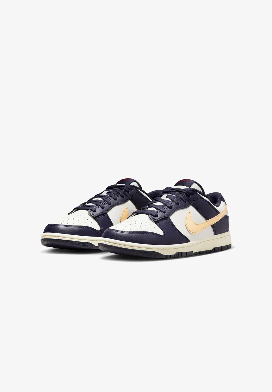 Фото № 2 с приближением к товару «‎DUNK LOW RETRO»