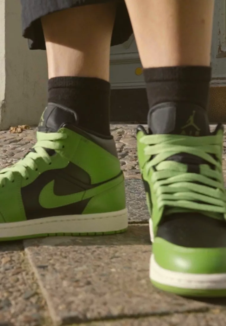 Фото № 2 с приближением к товару «‎AIR JORDAN 1 MID»