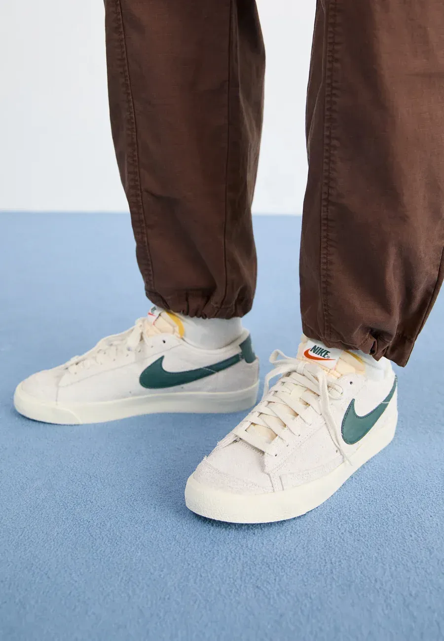 Фото № 2 с приближением к товару «‎BLAZER 77»