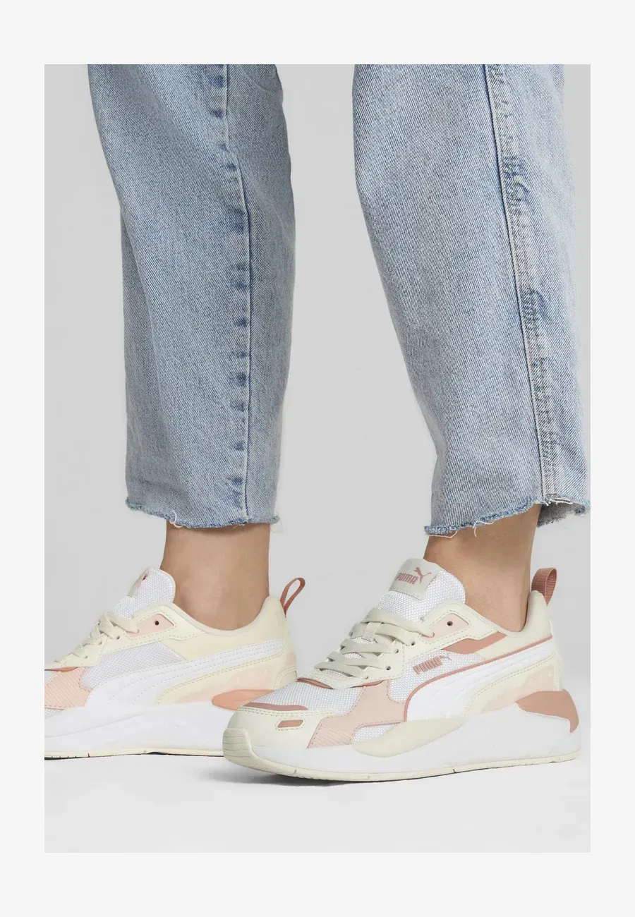 Фото № 1 с приближением к товару «‎SNEAKERS»