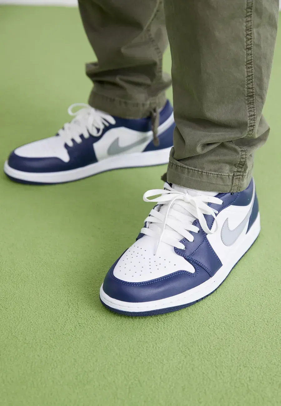 Фото № 2 с приближением к товару «‎AIR JORDAN 1 LOW»
