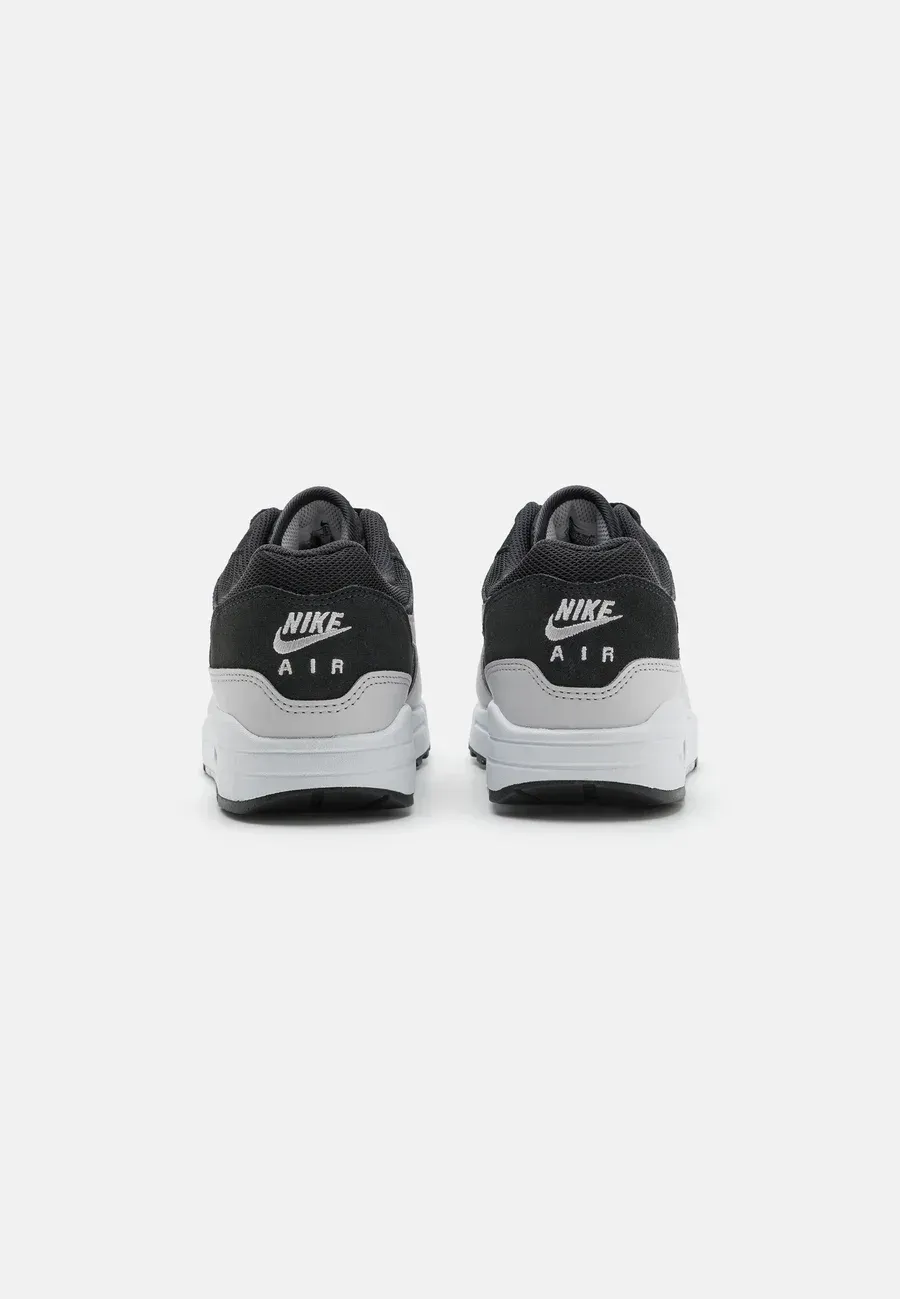 Фото № 3 с приближением к товару «‎AIR MAX 1 »