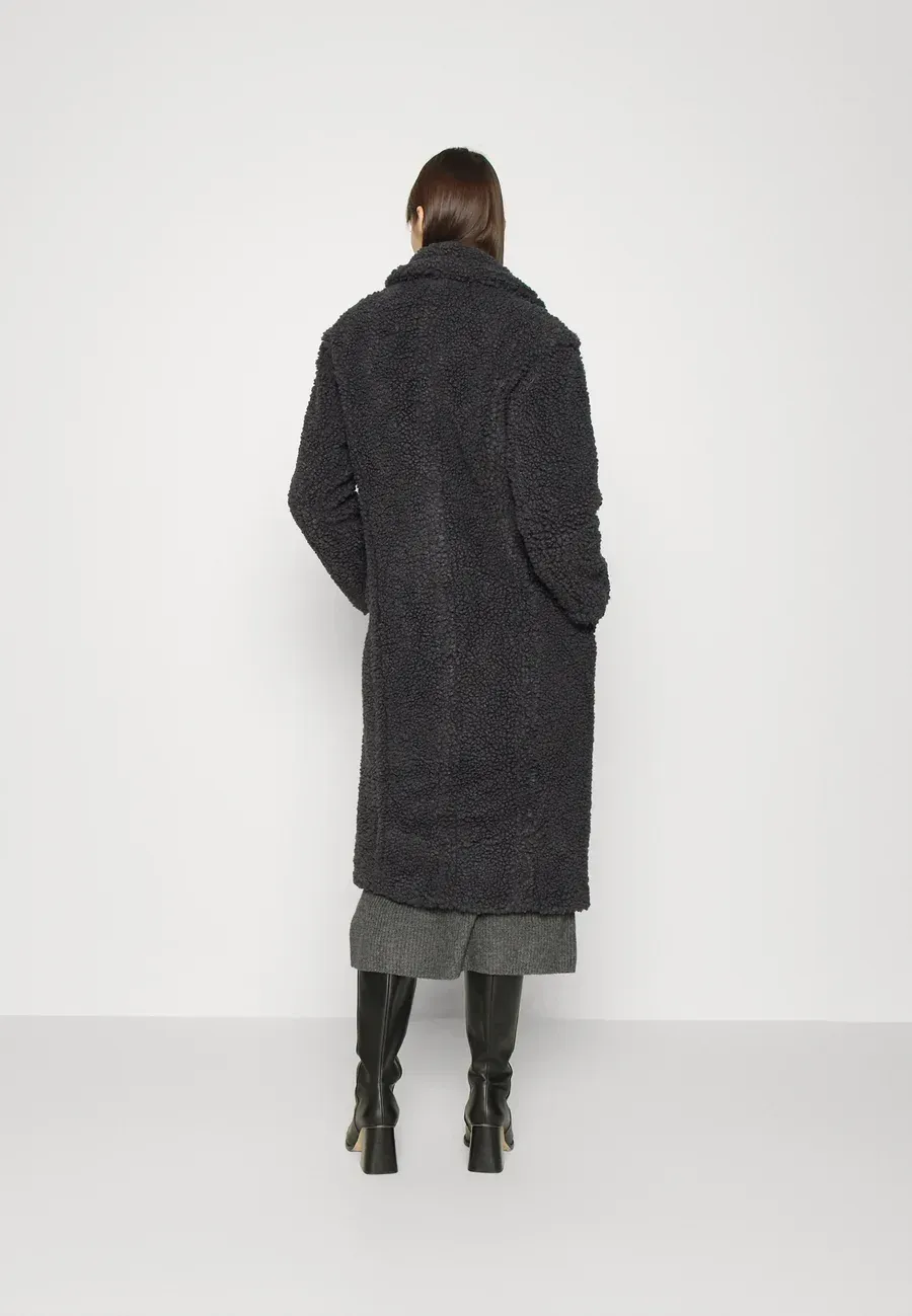 Фото № 3 с приближением к товару «‎GERTRUDE LONG COAT»
