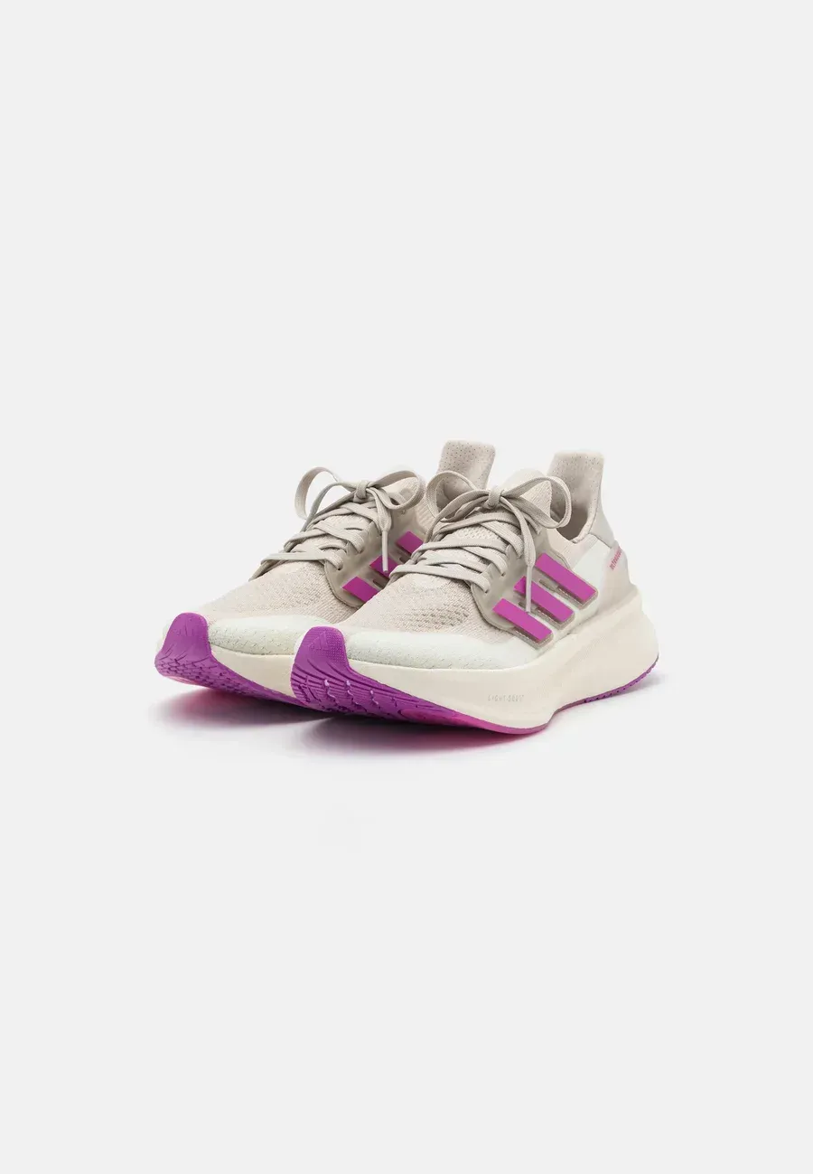 Фото № 2 с приближением к товару «‎ULTRABOOST 5»