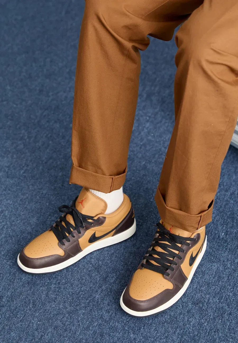 Фото № 1 с приближением к товару «‎AIR JORDAN 1 LOW»