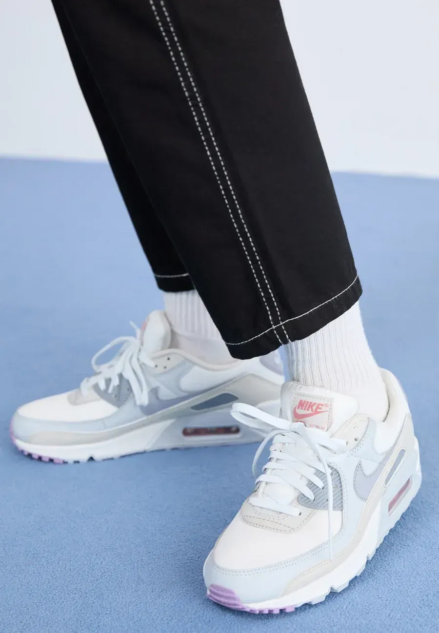Фото № 2 с приближением к товару «‎AIR MAX 90»