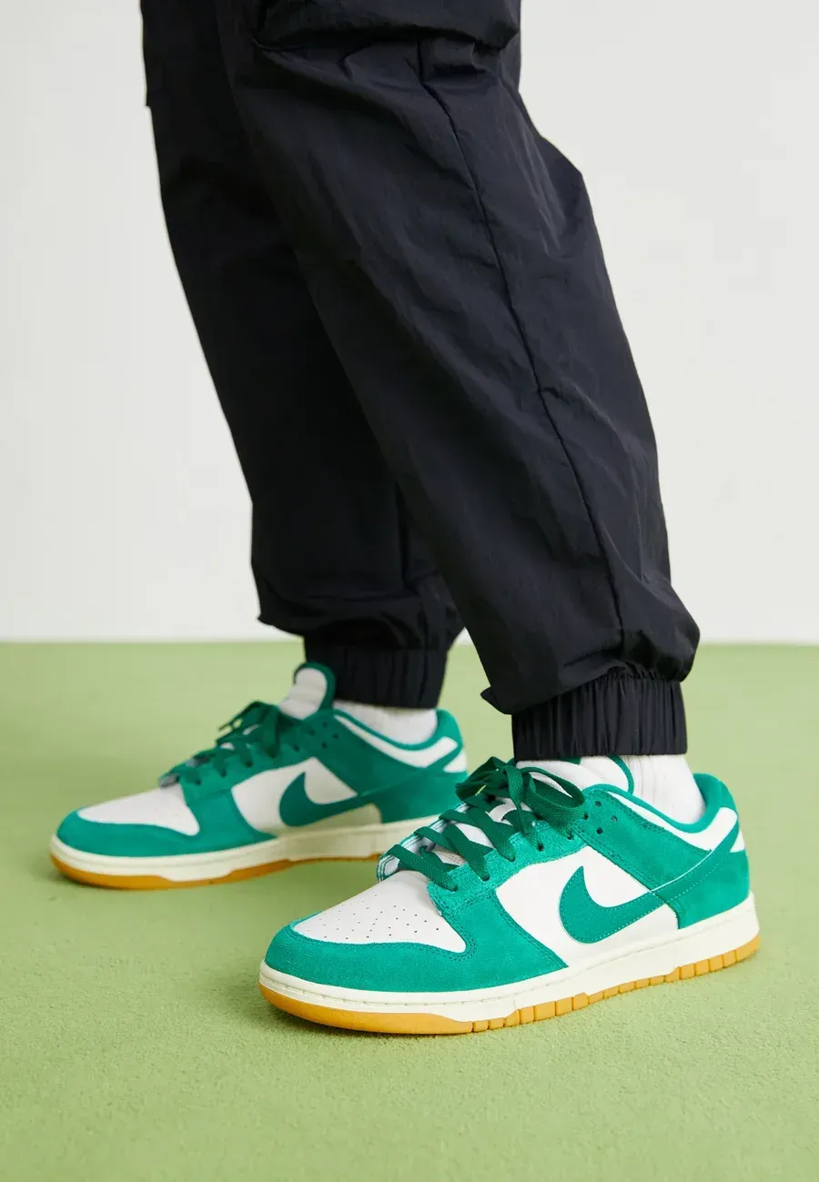 Фото № 2 с приближением к товару «‎DUNK LOW SE TRK3»