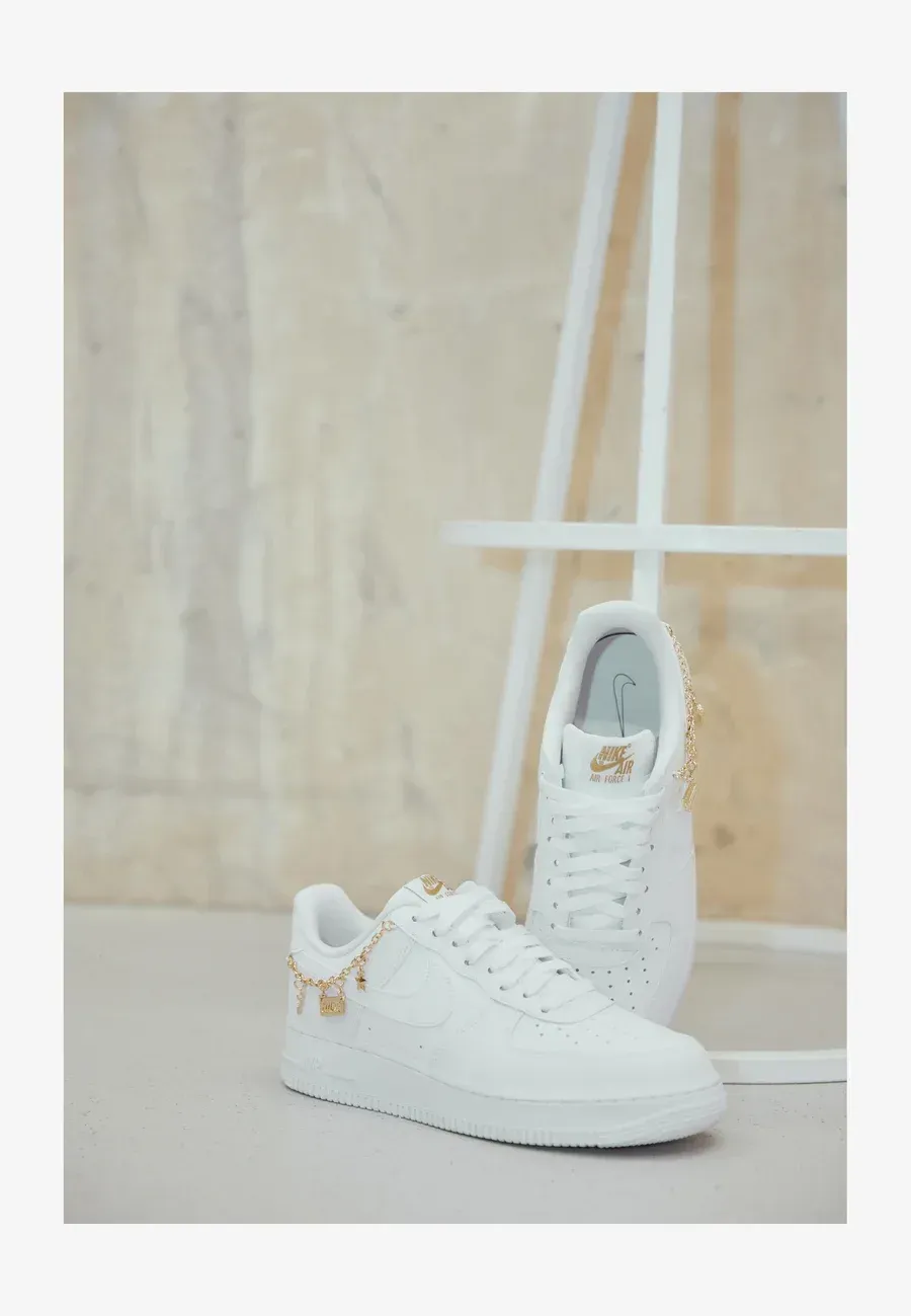 Фото № 3 с приближением к товару «‎AIR FORCE 1»