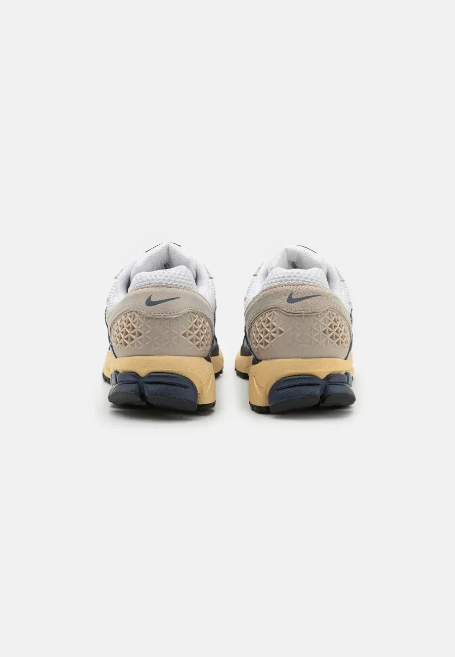 Фото № 3 с приближением к товару «‎ZOOM VOMERO 5 UNISEX»