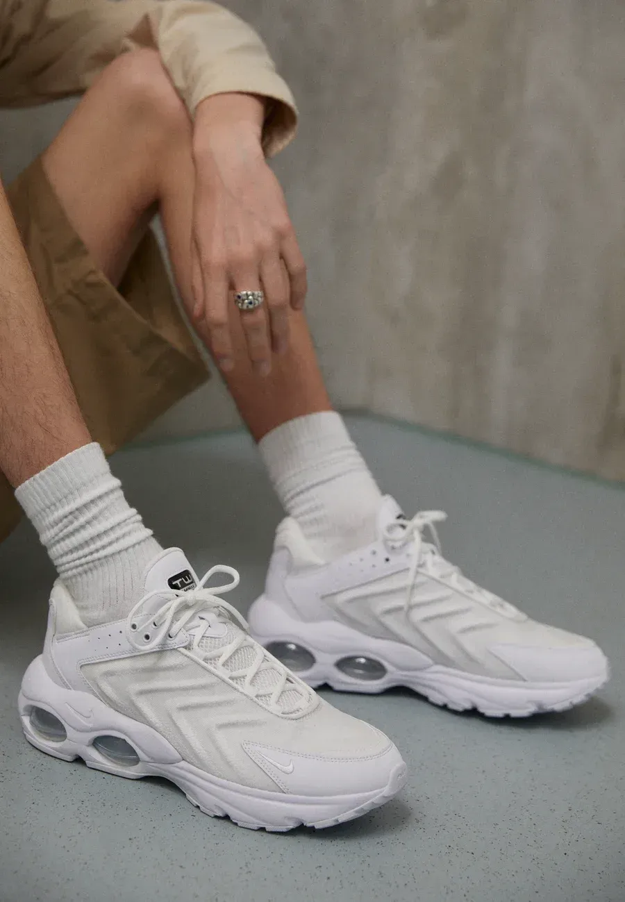 Фото № 2 с приближением к товару «‎AIR MAX »