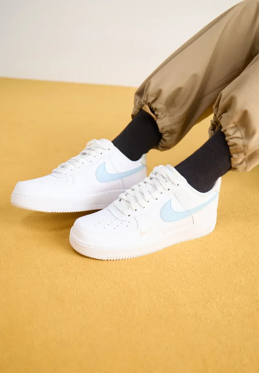 Фото № 2 с приближением к товару «‎AIR FORCE 1 '07»