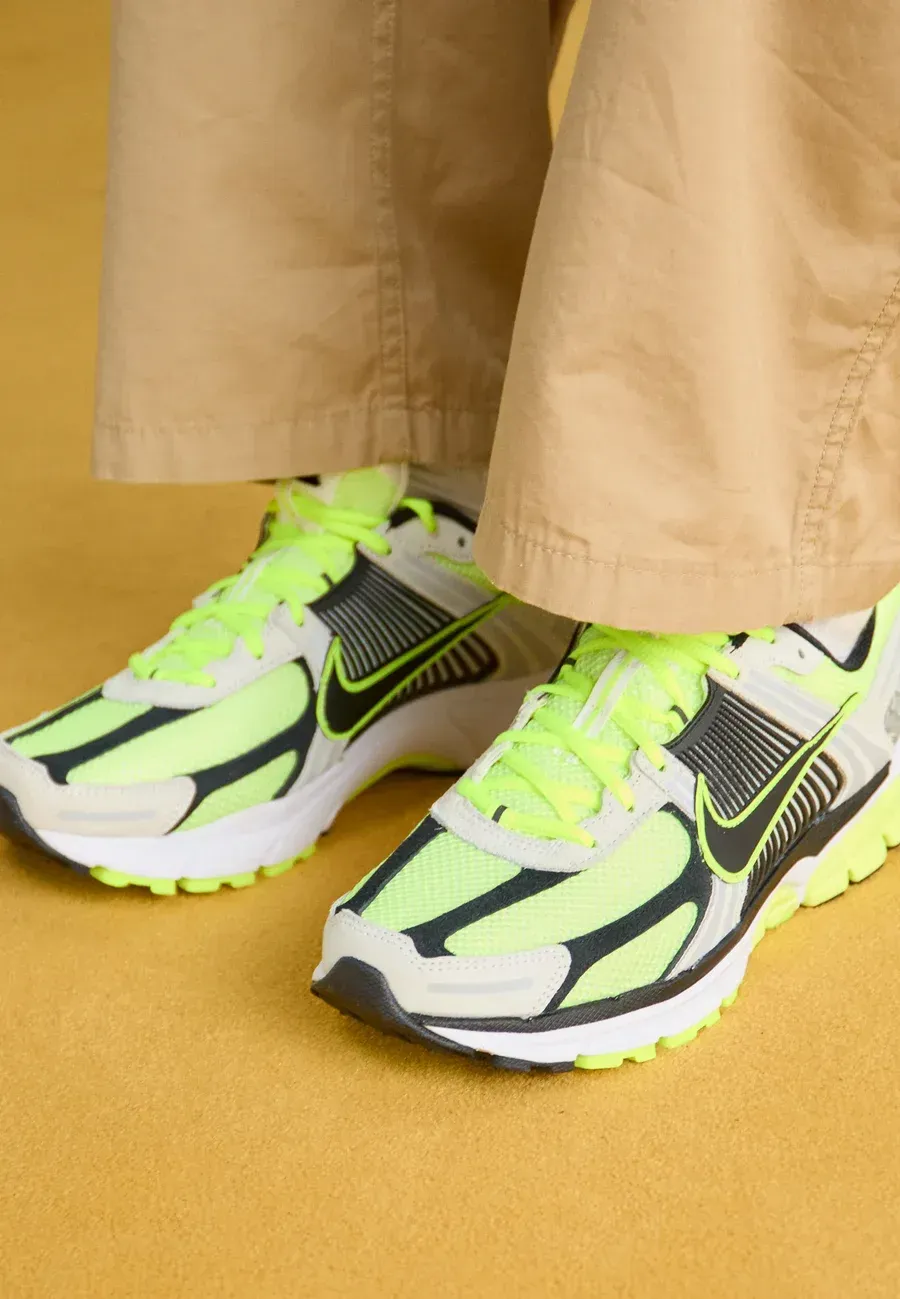 Фото № 2 с приближением к товару «‎ZOOM VOMERO 5 UNISEX»