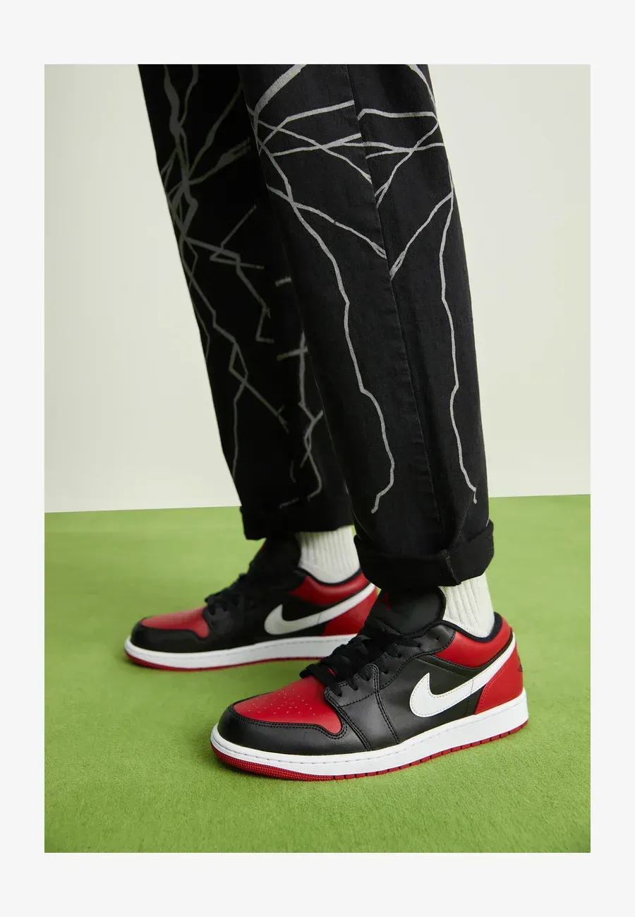 Фото № 2 с приближением к товару «‎AIR JORDAN 1 LOW»