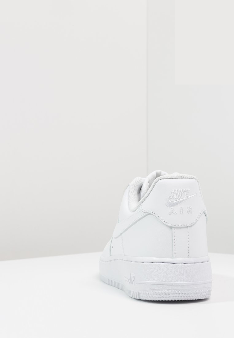 Фото № 5 с приближением к товару «‎Nike Air Force 1 ’07 »