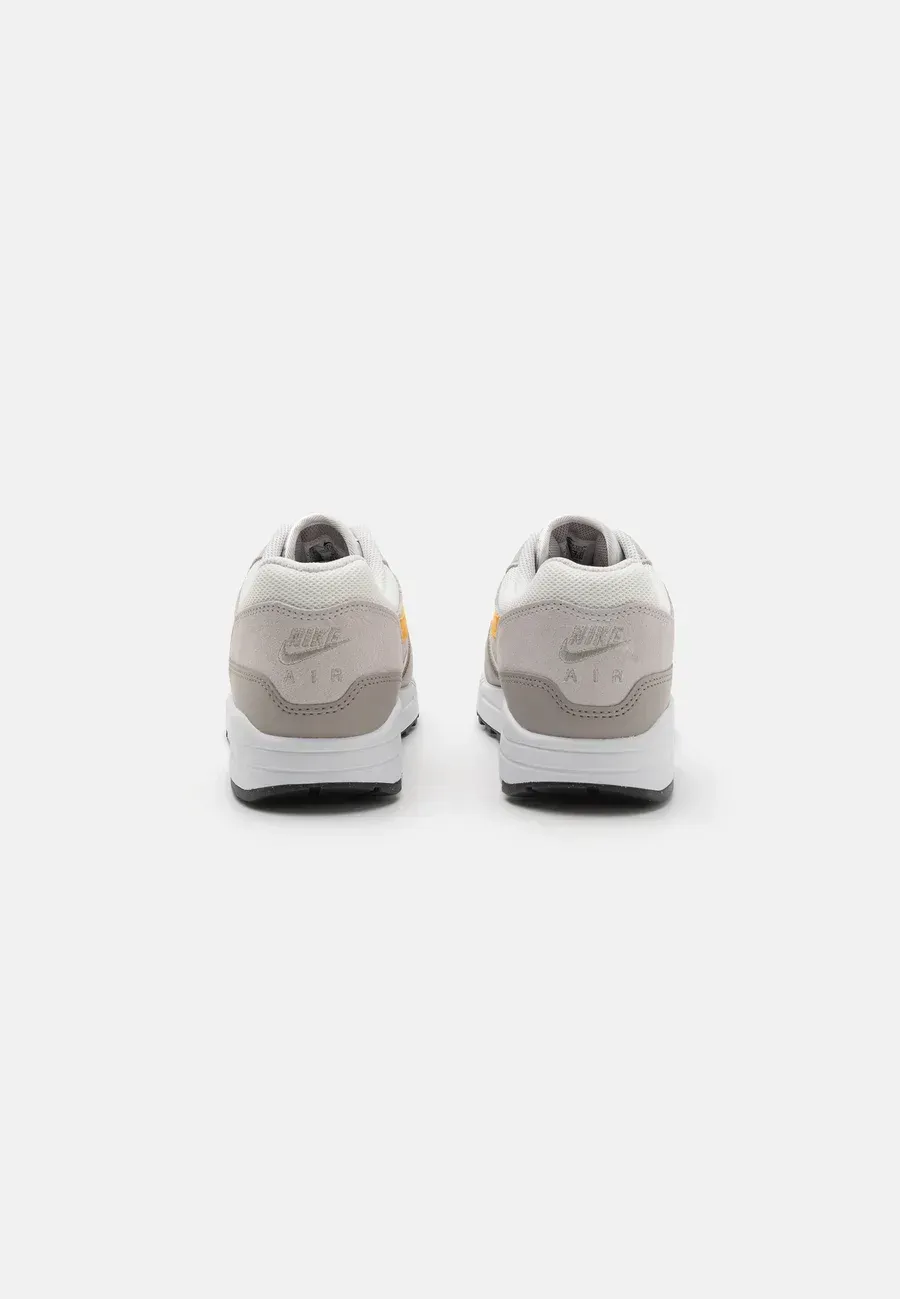 Фото № 3 с приближением к товару «‎AIR MAX 1 »