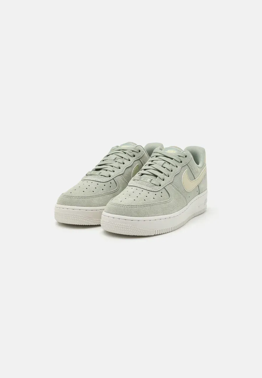 Фото № 4 с приближением к товару «‎AIR FORCE 1 07 SE»