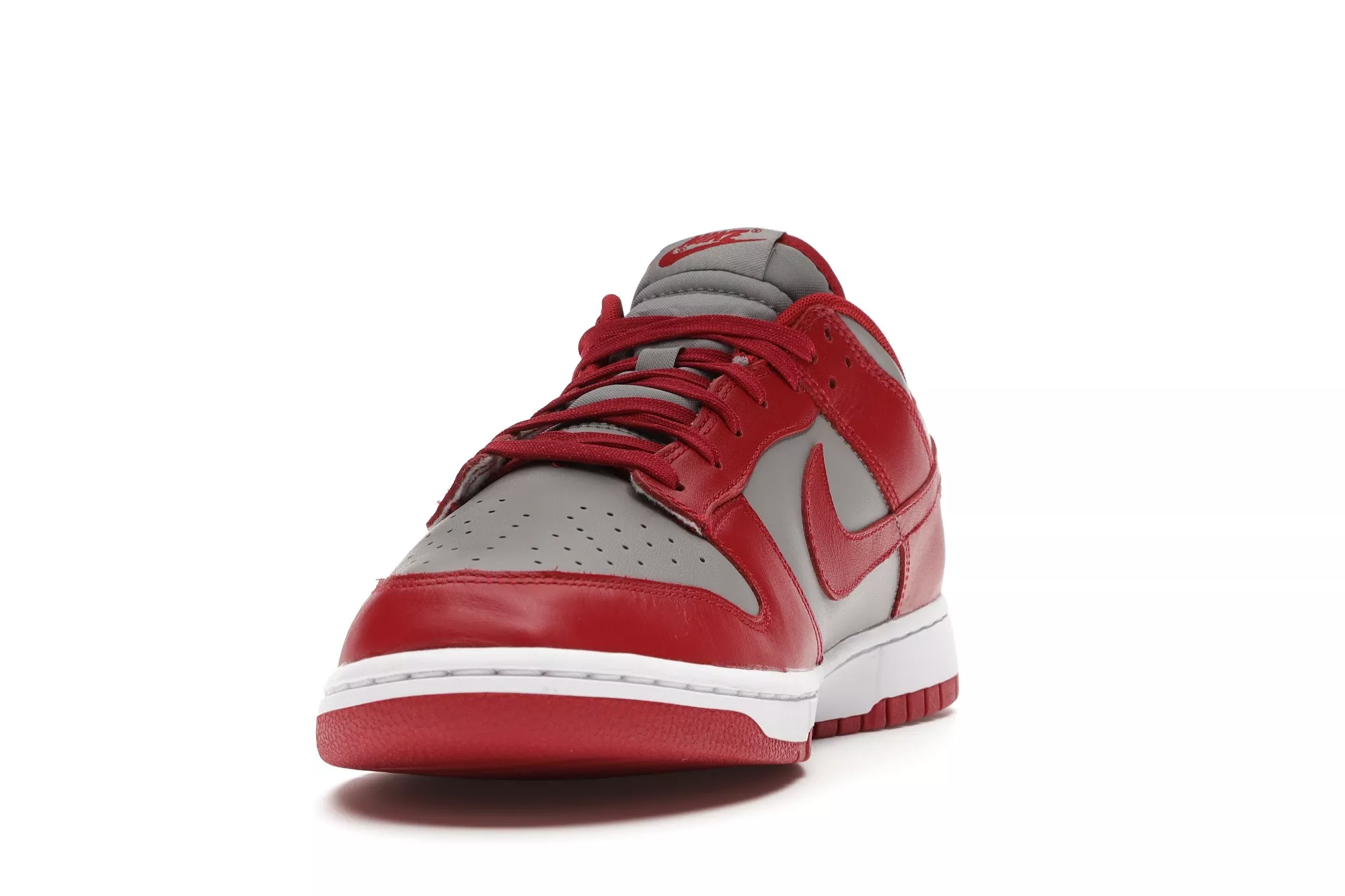 Фото № 2 с приближением к товару «‎Nike Dunk Low Retro Medium Grey Varsity Red UNLV (2021)»