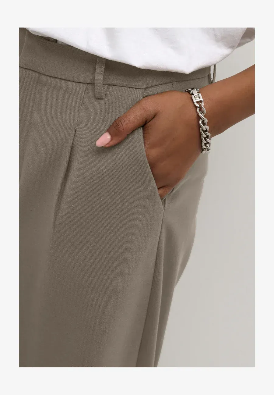 Фото № 4 с приближением к товару «‎MERLE»