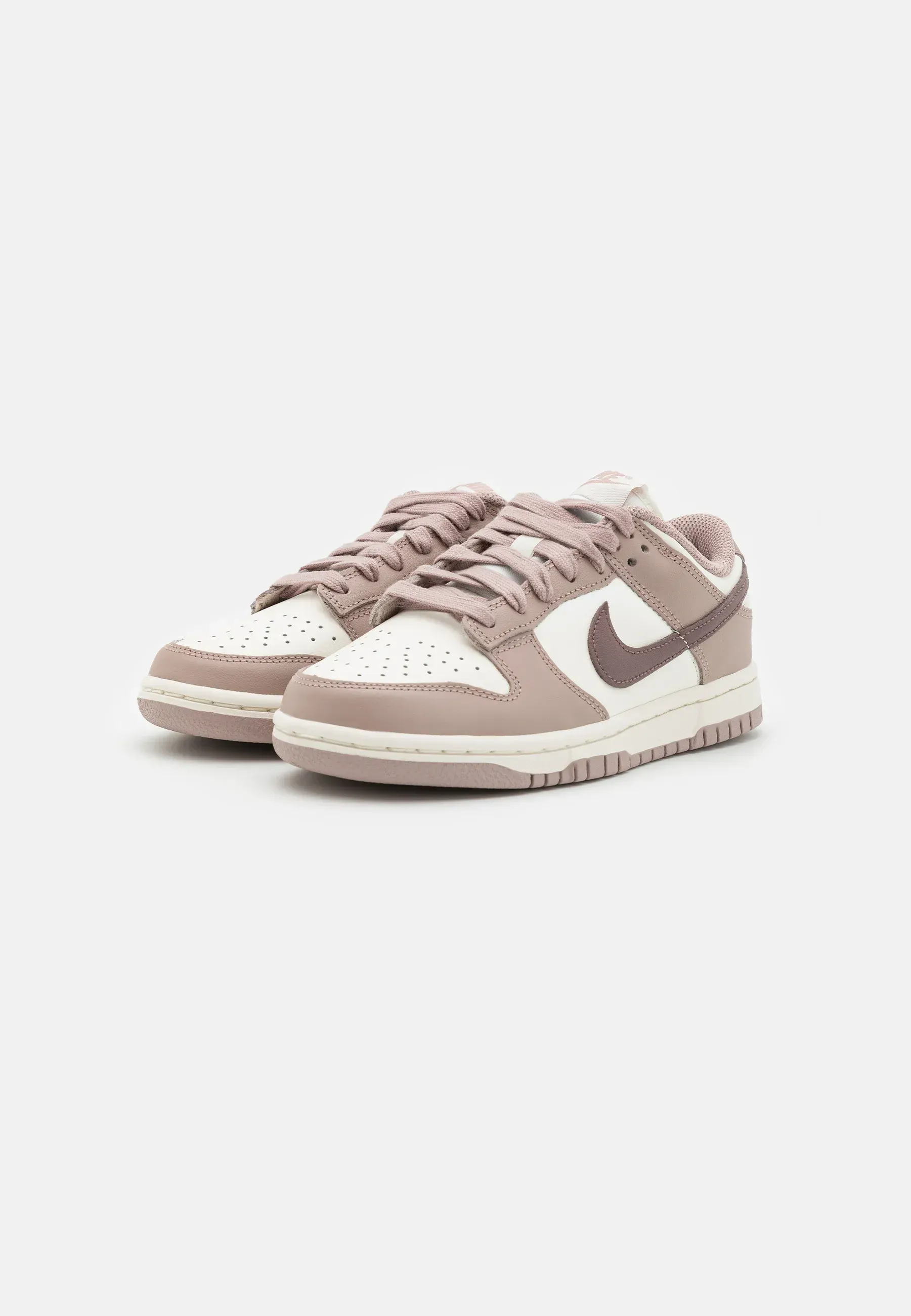 Фото № 4 с приближением к товару «‎DUNK LOW»