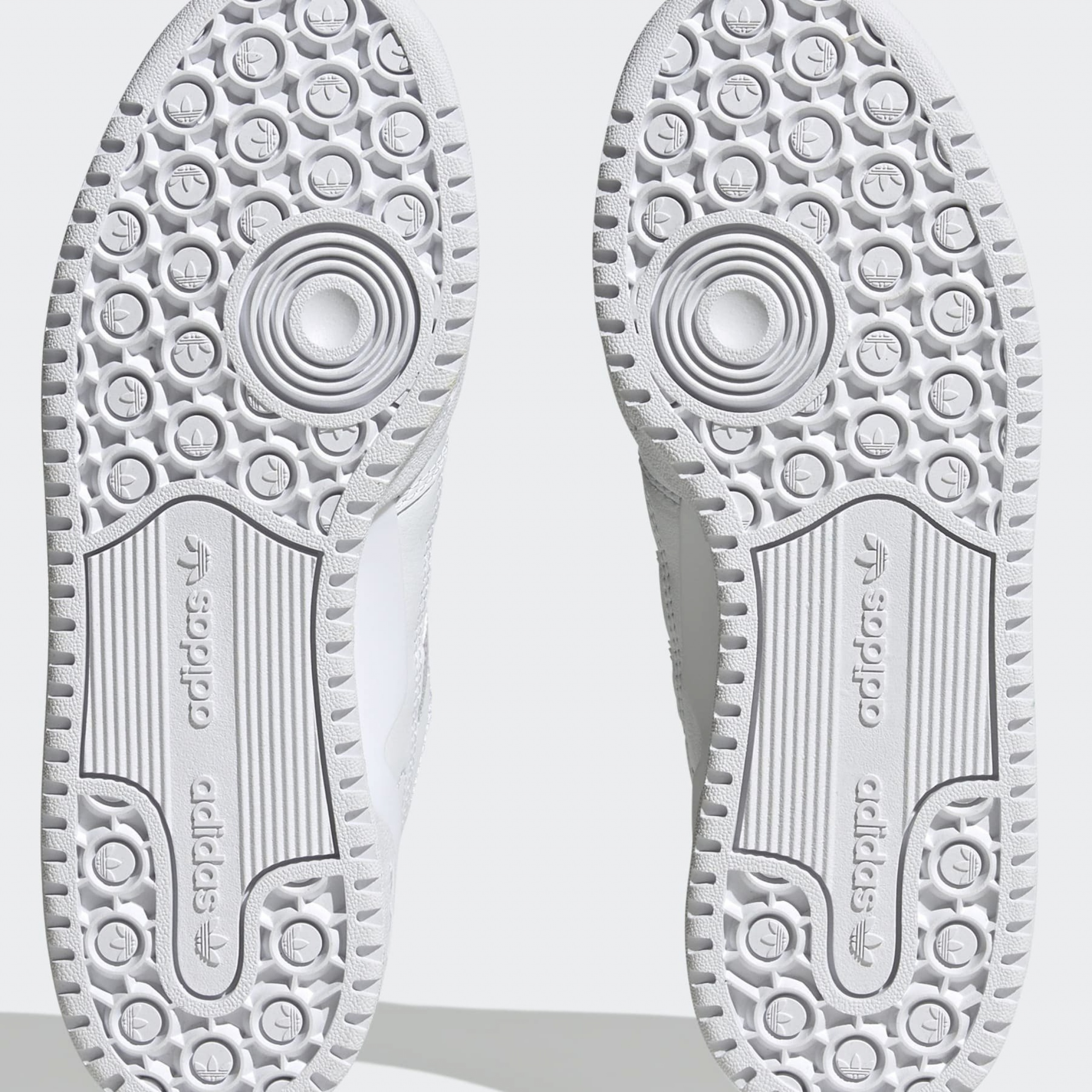 Фото № 5 с приближением к товару «‎Adidas Forum »