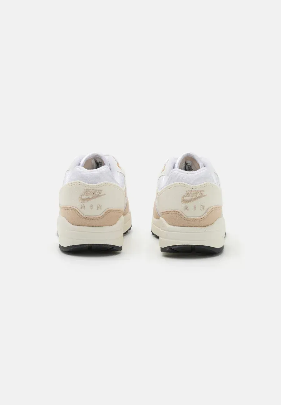 Фото № 4 с приближением к товару «‎AIR MAX»