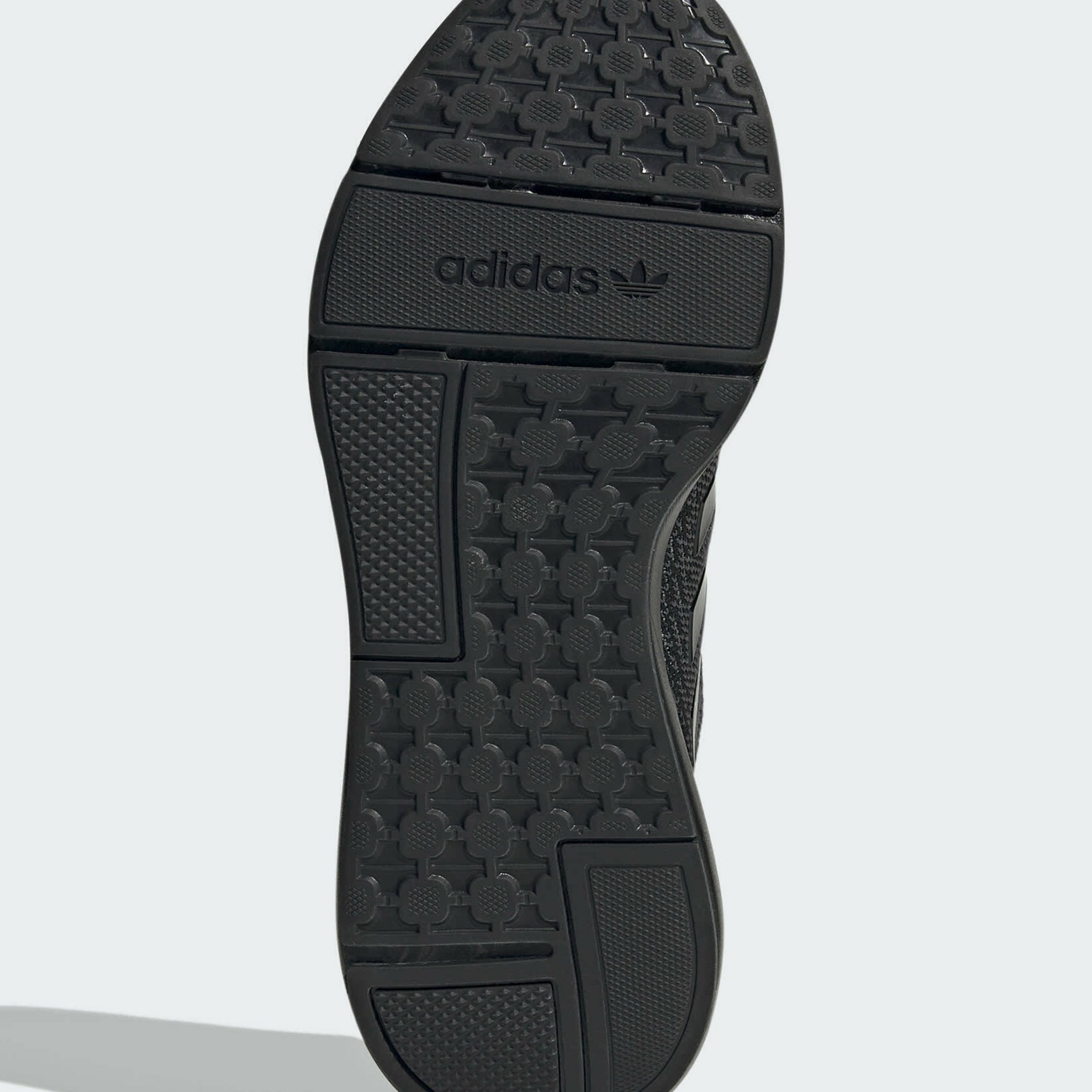 Фото № 5 с приближением к товару «‎Adidas »