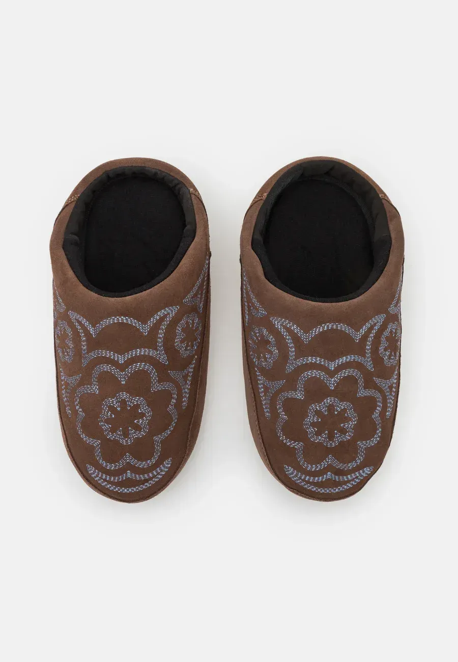 Фото № 4 с приближением к товару «‎MULE EMBROIDERED UNISEX»
