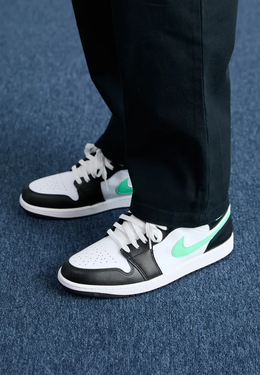 Фото № 1 с приближением к товару «‎AIR JORDAN 1 MID»