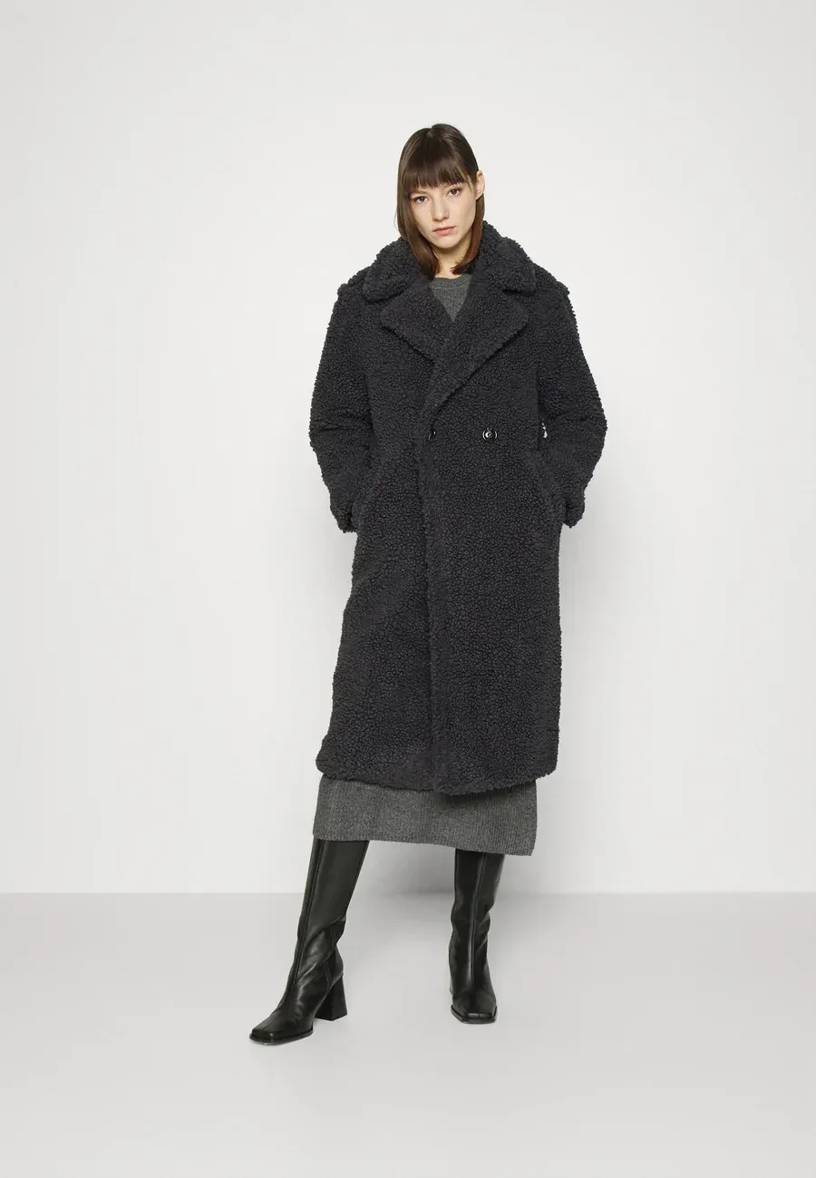 Фото № 1 с приближением к товару «‎GERTRUDE LONG COAT»