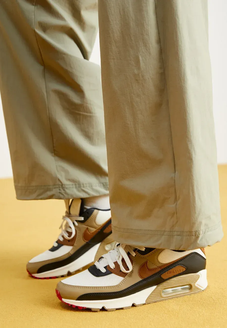 Фото № 2 с приближением к товару «‎AIR MAX 90»