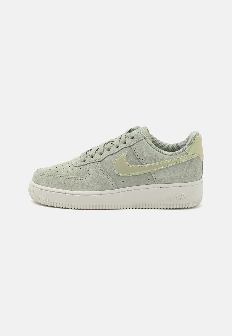 Фото № 1 с приближением к товару «‎AIR FORCE 1 07 SE»