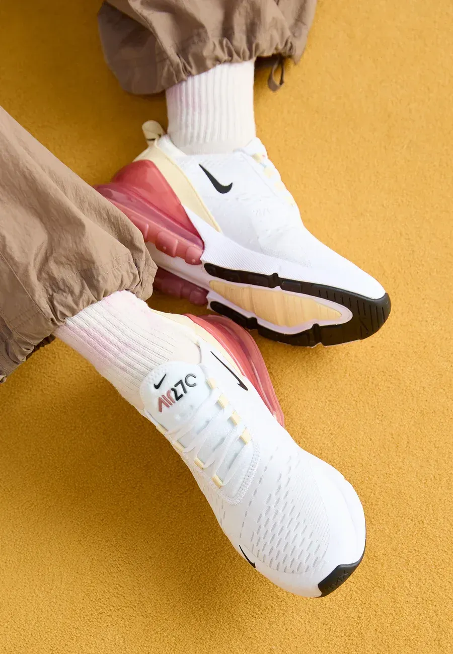 Фото № 2 с приближением к товару «‎AIR MAX 270»