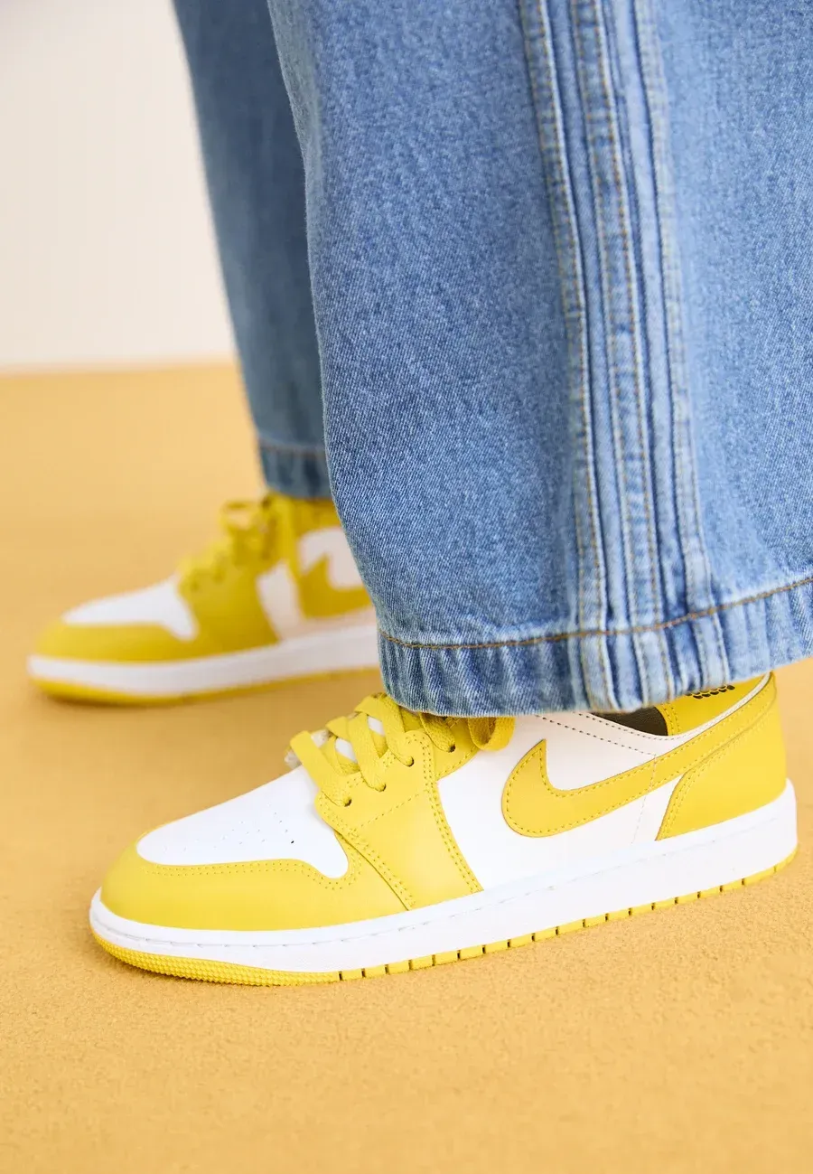 Фото № 1 с приближением к товару «‎AIR JORDAN 1 MID»
