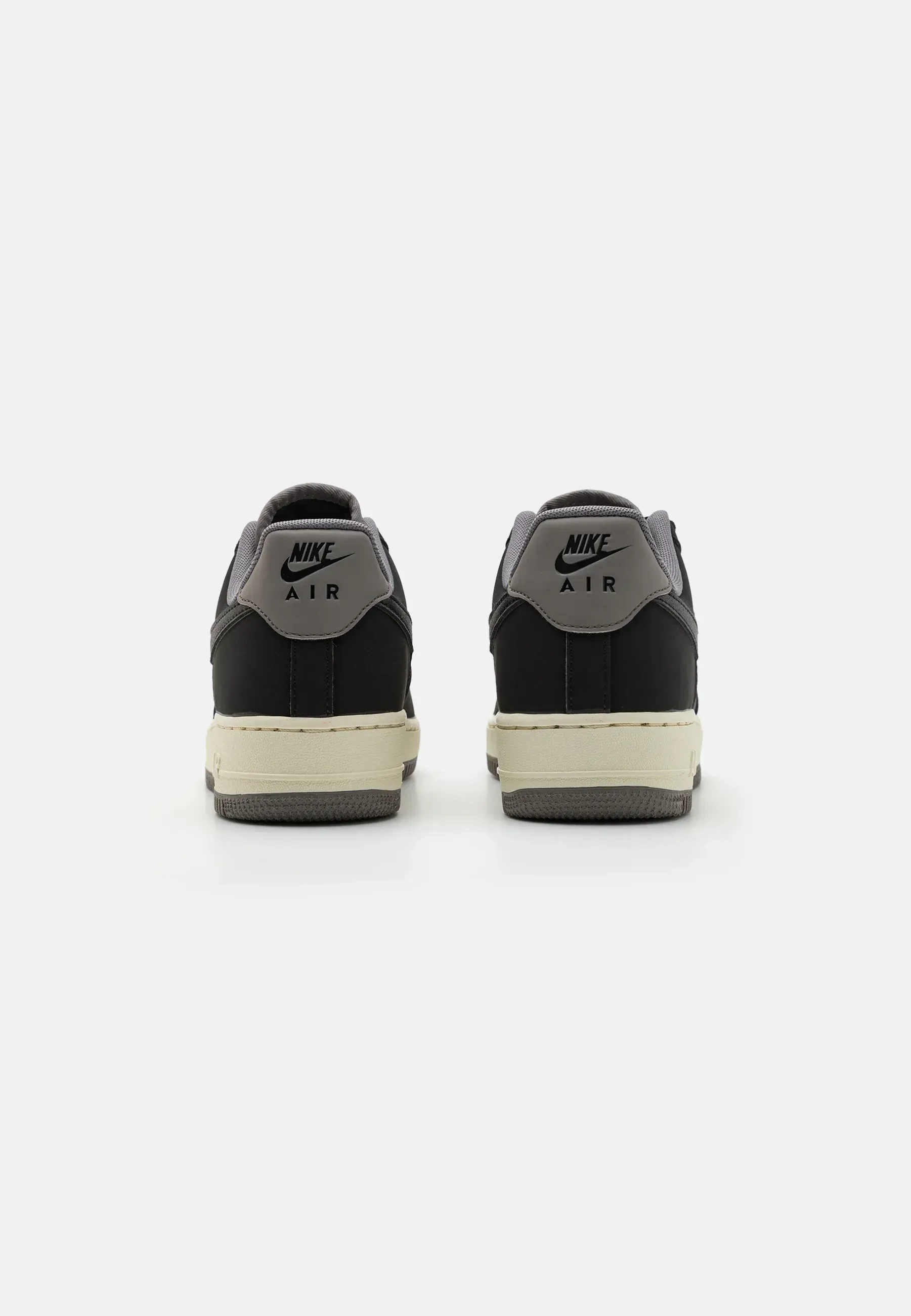 Фото № 3 с приближением к товару «‎AIR FORCE»