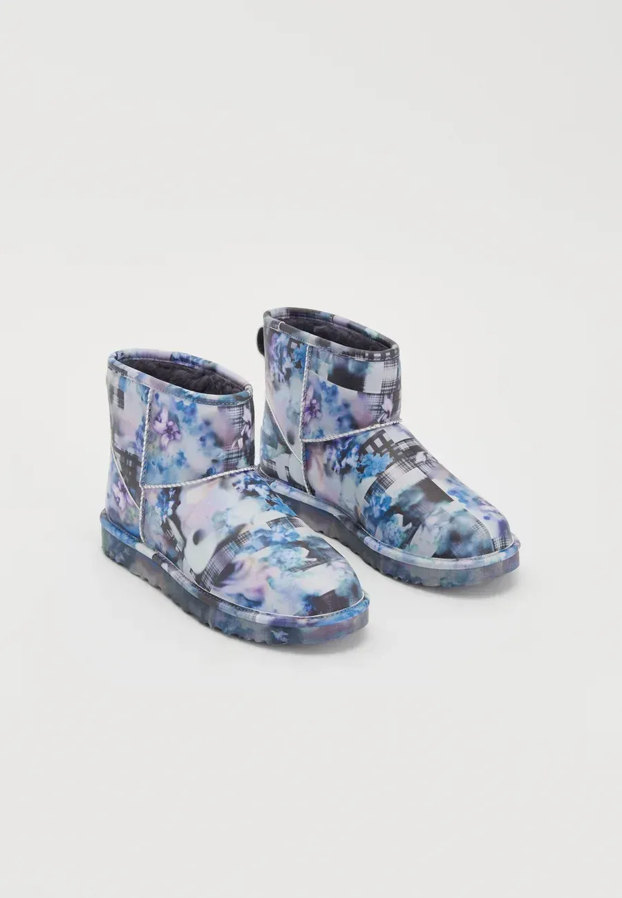 Фото № 1 с приближением к товару «‎UGG COLLINA STRADA CLASSIC MINI​»
