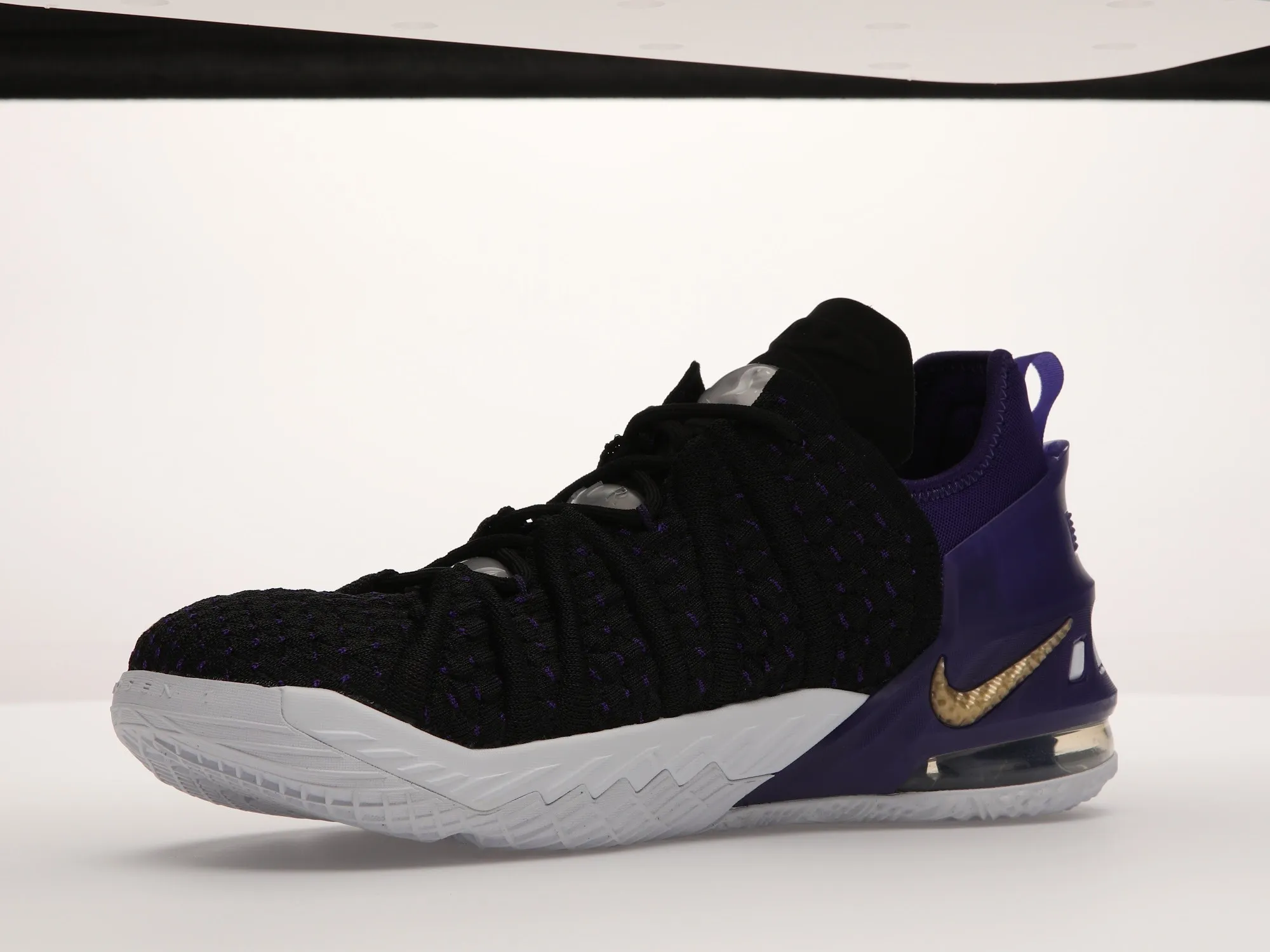 Фото № 6 с приближением к товару «‎Nike LeBron 18 Lakers »