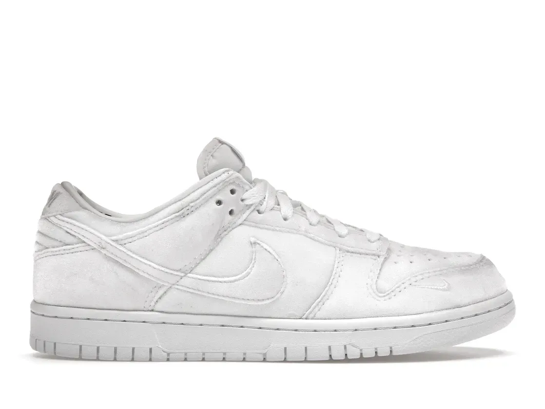Фото № 1 с приближением к товару «‎Nike Dunk Low Dover Street Market Triple White Velvet»